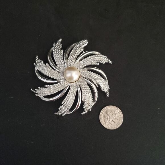 Vintage Sarah Coventry Large Silvery Sunburst brooch - Picture 2 of 6